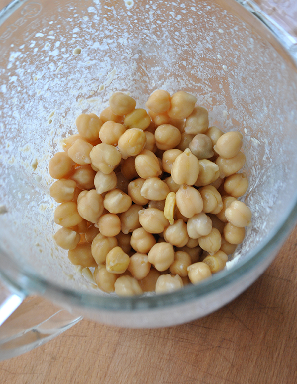 homemade garlic hummus